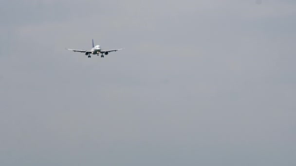 Двухмоторный самолет приближается к посадке в аэропорту — стоковое видео