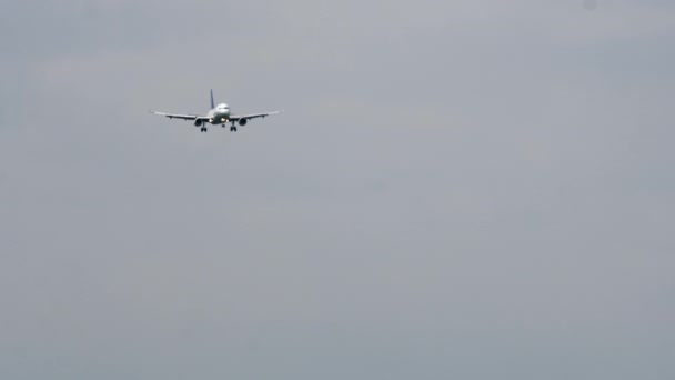 Zweimotoriges Flugzeug im Landeanflug auf Flughafen — Stockvideo