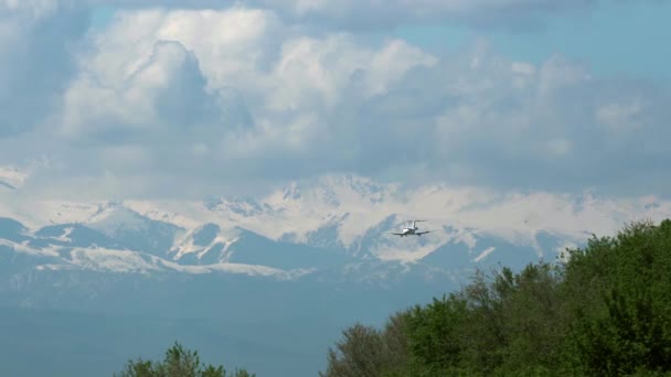 Business Jet vliegtuig naderen tegen bergen — Stockvideo