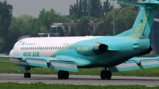 Fokker 100 de Bek Frenos de aire en pista — Vídeo de stock