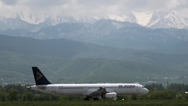 Az Air Astana gurító a hegyek ellen kereskedelmi sugárhajtású — Stock videók