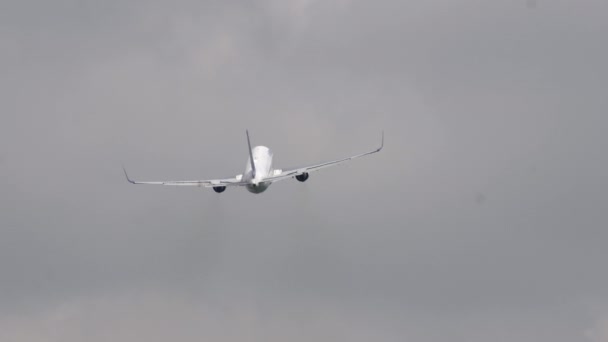 Escalada comercial del avión después del despegue — Vídeo de stock