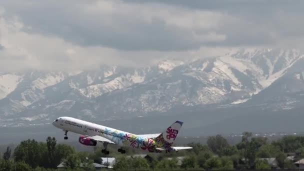 Boeing 757 Sunday Airlines decolagem contra montanhas — Vídeo de Stock