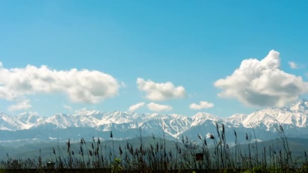 Lapso de tempo com montanhas nevadas pitorescas e nuvens — Vídeo de Stock