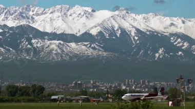 Airbus A320 Dağlara karşı Fly Arystan lowcoster havayolları