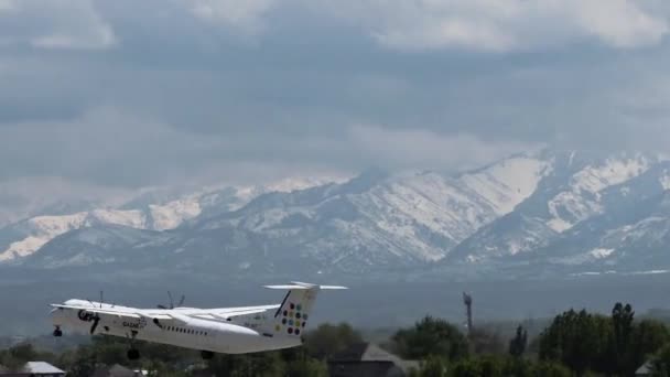 Letadlo Bombardier proti malebným horám — Stock video