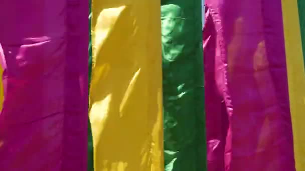 바람에 여러 가지 빛깔의 깃발을 흔들며 가까이 — 비디오