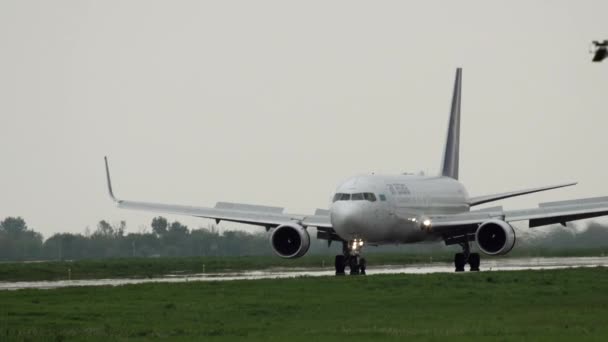 Boeing 767 de companhias aéreas Air Astana chegou — Vídeo de Stock