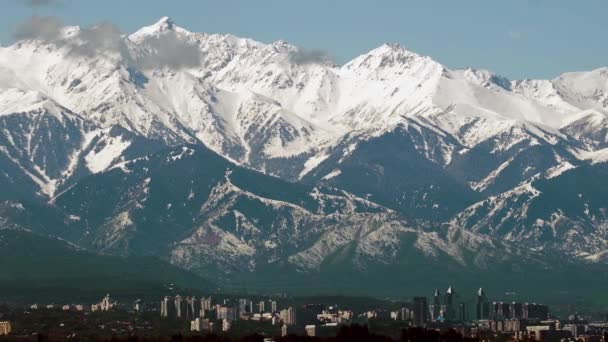 Panorama skott av snöiga berg och staden Almaty, Kazakstan — Stockvideo