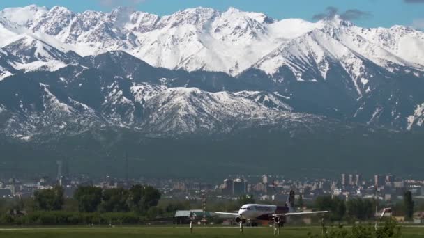 Airbus A320 компании Fly Arystan на взлетно-посадочной полосе — стоковое видео