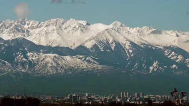 Beatiful karlı dağların ve Almaty şehrinin panoramik çekimi, Kazakistan