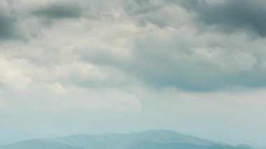 Zaman atlamalı güzel fırtınalı bulutlar