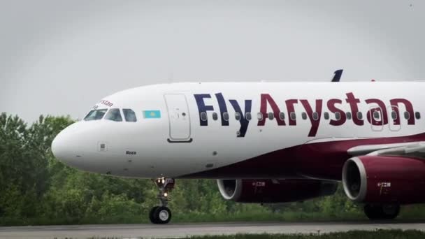 Airbus A320 von fly arystan lowcoster Airlines — Stockvideo