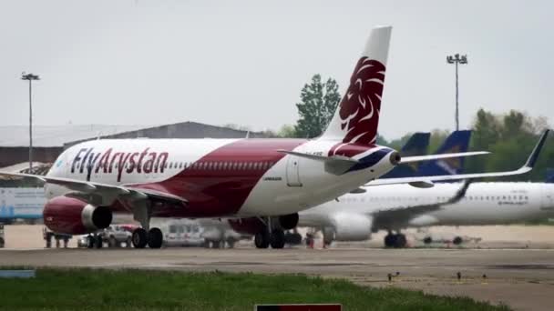 Αεροπλάνο του Fly Arstan αεροπορικές εταιρείες ταξιδιά — Αρχείο Βίντεο