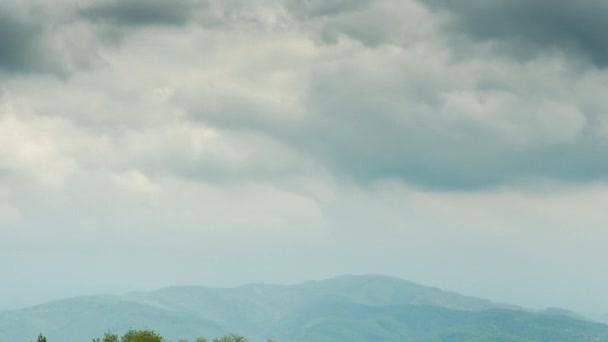 Time lapse rurale con cabine rustiche contro montagne e mucche — Video Stock