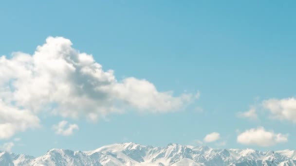 ザイリスキー・アラタウの山々に雲の動き — ストック動画