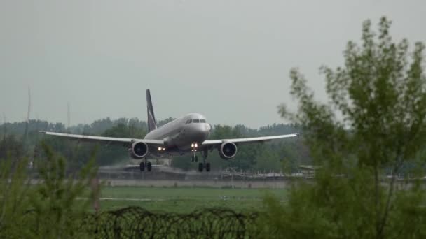 Airbus A320 de Aeroflot Aerolíneas de aterrizaje — Vídeos de Stock