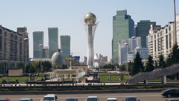 Nur-Sultan ve Baiterek şehrinin merkez caddesi — Stok video