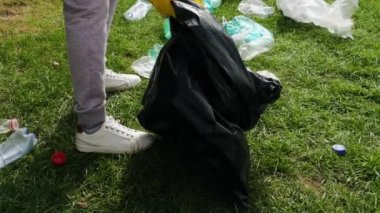 Kadın plastik çöp topluyor.