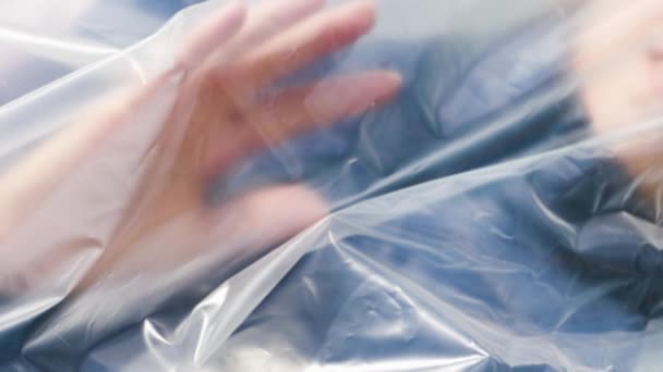 Mujer dentro de la bolsa de plástico. Contaminación plástico — Vídeos de Stock