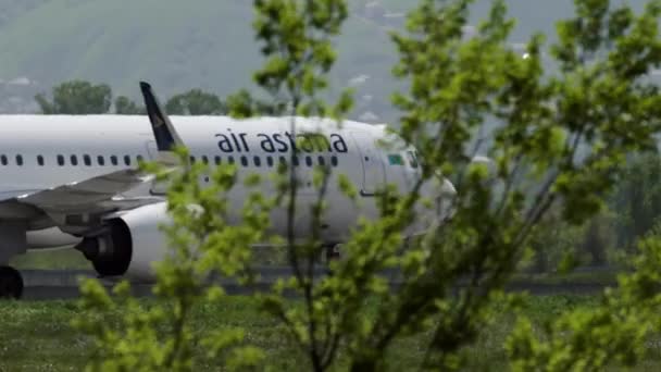 Avión comercial Airbus A321 Neo de Aerolíneas Air Astana — Vídeo de stock