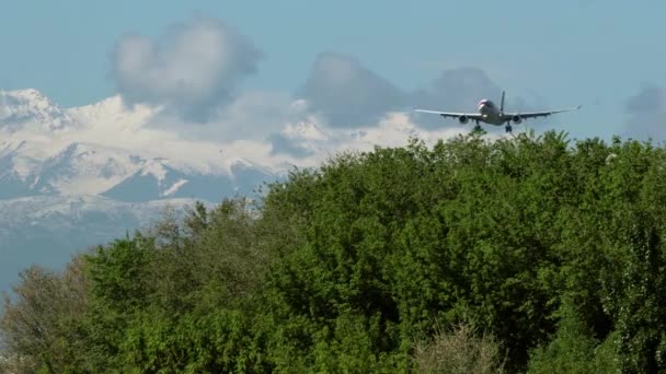 背景に美しい山々と接近双発エンジン飛行機 — ストック動画