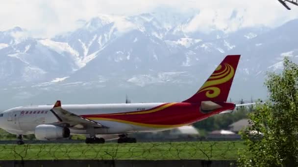 Airbus A330 dari Hong Kong Airlines mempercepat — Stok Video