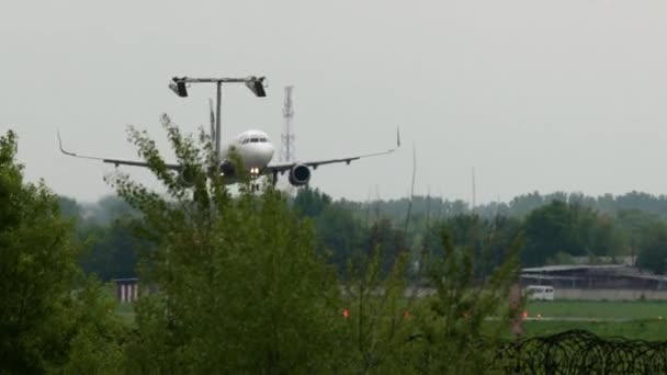 Airbus A320 a fly Arystan légitársaság megközelítés — Stock videók