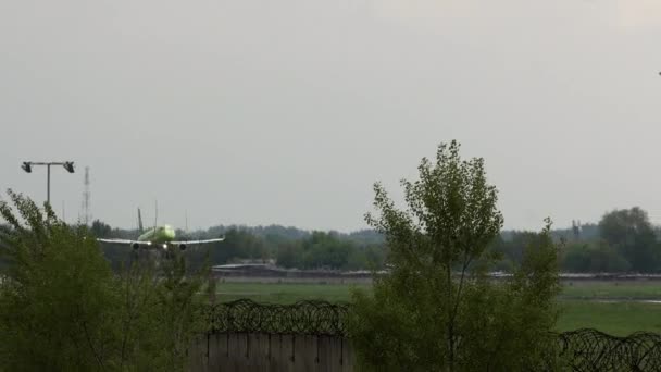 Embraer ERJ-170 S7 Airlines приближается — стоковое видео