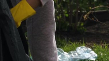 Çimden plastik şişe almak