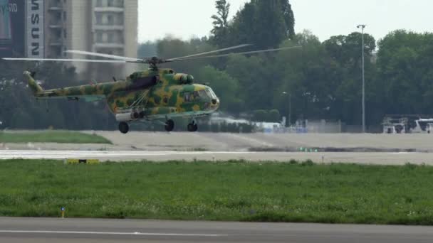 Посадка вертолета Ми-8 — стоковое видео