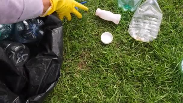 Wolontariusz odbiera plastikową butelkę — Wideo stockowe