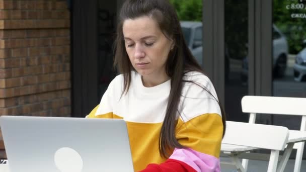 Jeune femme utilisent ordinateur portable à l'extérieur — Video