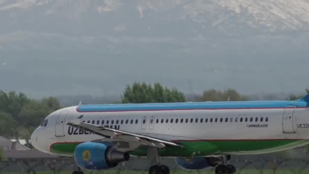 Airbus A320 з Узбекистану Авіакомпанія зліт — стокове відео