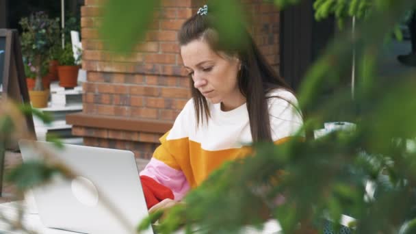 Mulher bonita usar laptop no café ao ar livre — Vídeo de Stock