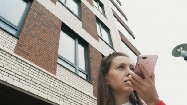 Стильна жінка надсилає звукове повідомлення зі смартфоном — стокове відео