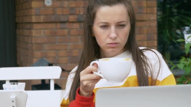 Mulher beber café e usando laptop — Vídeo de Stock