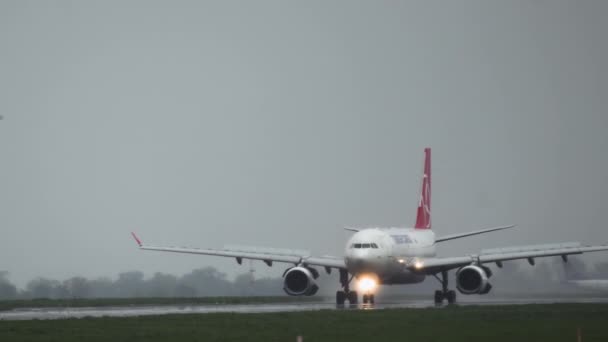 トルコ貨物エアバスA330は滑走路にブレーキ — ストック動画