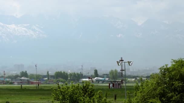 Fokker 100 de Bek Air llegó al aeropuerto — Vídeo de stock