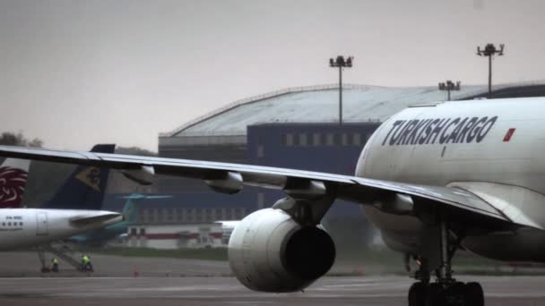 Airbus cargo turco A330 sulla pista — Video Stock