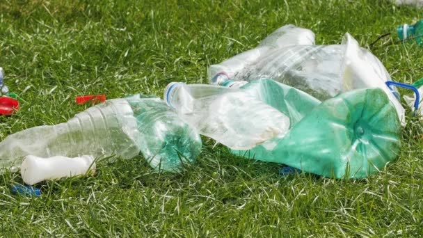 Plastic vuilnis op het gras. — Stockvideo
