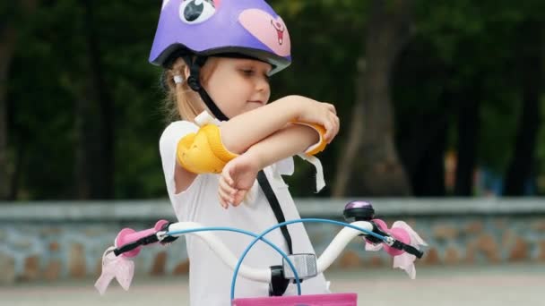 Little girl on bicycle — Stock Video
