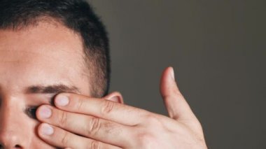 Yakışıklı adam gözlerinden maskara siler