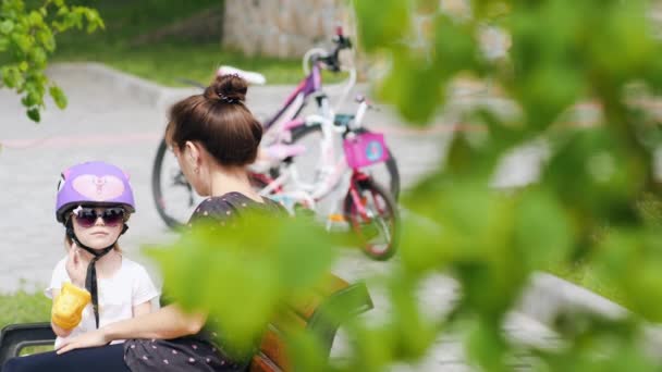 Žena a holčička po jízdě na kole — Stock video
