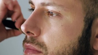 Sakallı adam aktör makyaj oluyor