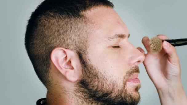 Homem barbudo com os olhos fechados ao obter maquiagem — Vídeo de Stock