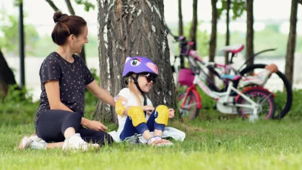 Mãe e menina após passeio de bicicleta — Vídeo de Stock