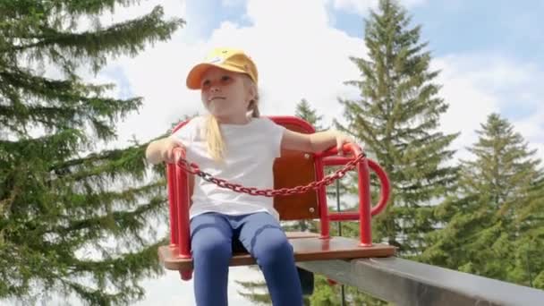 Маленькая девочка, качающаяся на Teeter-Totter — стоковое видео