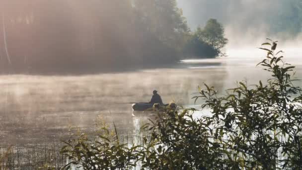 Ensam fiskare på båt fiske på sjön — Stockvideo