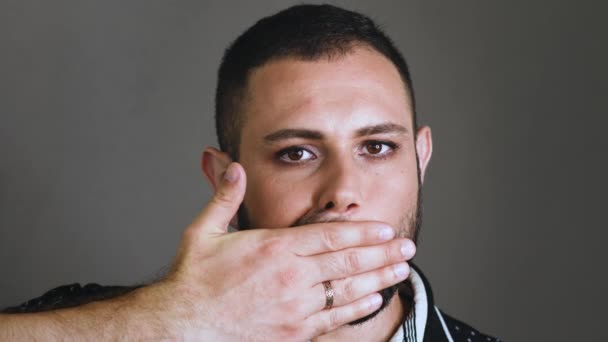 Szakállas ember törlőkendők rúzs ajkán — Stock videók